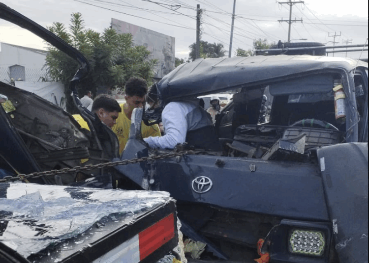 Microbús choca contra rastra y deja cinco lesionados en ilopango